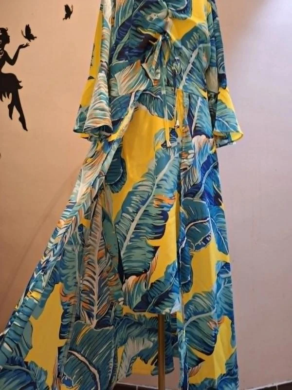 Vestido largo asimétrico con estampado tropical – photo 2